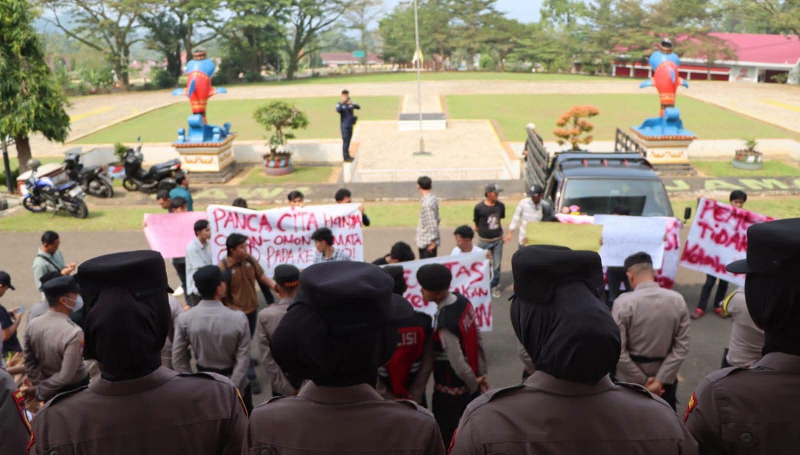 Demo di Kantor Bupati, Massa Desak Audit PT Arkora dan Copot Dirut RSUD Batin Mangunang
