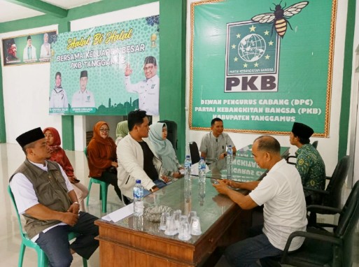 Mantan Bupati Tanggamus Hj Dewi Handajani Ambil Formulir Pendaftaran di PKB