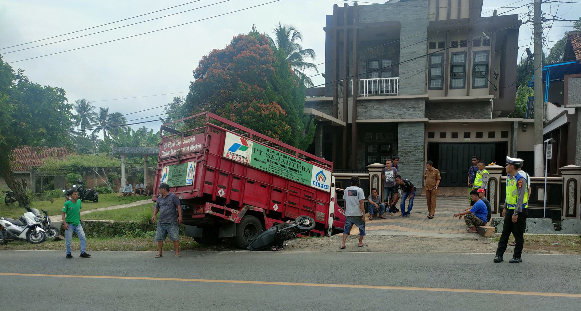 Diduga Rem Blong, Truk Muatan Gas Elpiji Tabrak Pemotor