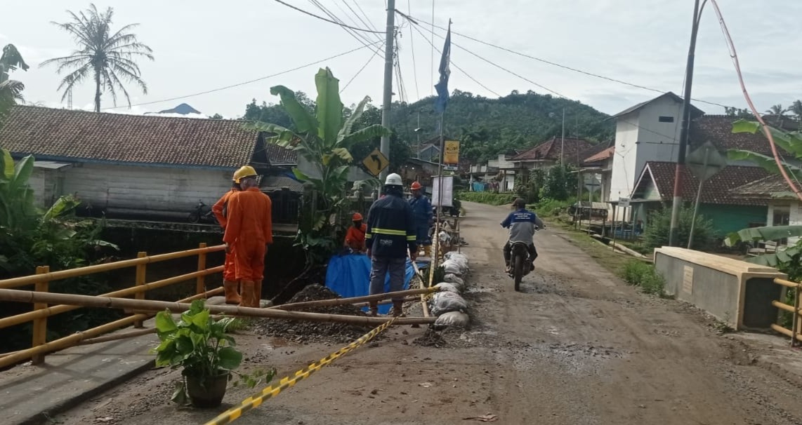 Gercep! PT PGE Mulai Perbaiki Jembatan di Pekon Pagar Alam Kecamatan Ulubelu