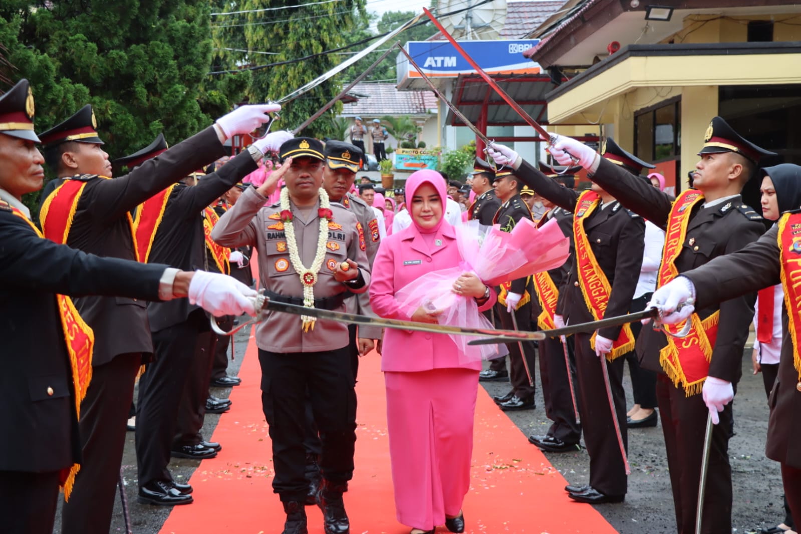 Tiba di Mapolres Tanggamus, AKBP Rahmat Sujatmiko Disambut Tarian Adat Hingga Pedang Pora