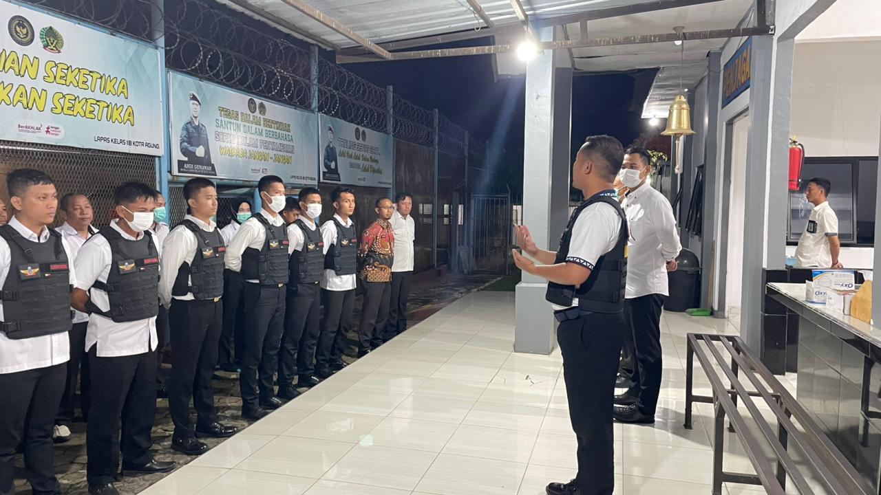 Komitmen Berantas Barang Terlarang  Lapas Kelas IIB Kotaagung Razia Blok Hunian