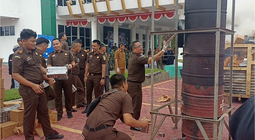 Kejari Pringsewu Musnahkan 1,2 juta Batang Rokok Ilegal Tak Bercukai 