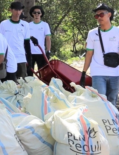 Start Lebih Dulu PLN UID Lampung,   Bersihkan Pantai Di Bandarlampung