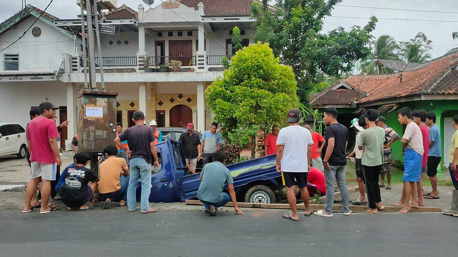 Mobil Pick-Up Terperosok ke Selokan di Talang Padang