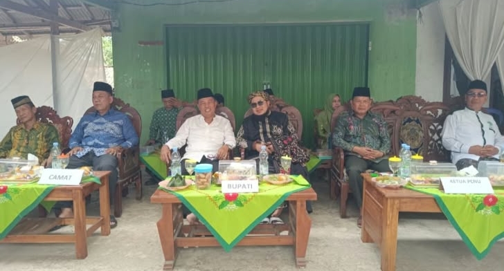 Camat Pugung Hadiri Pengajian Dwiwulan Muslimat NU dan Peringati Hari Santri Nasional 