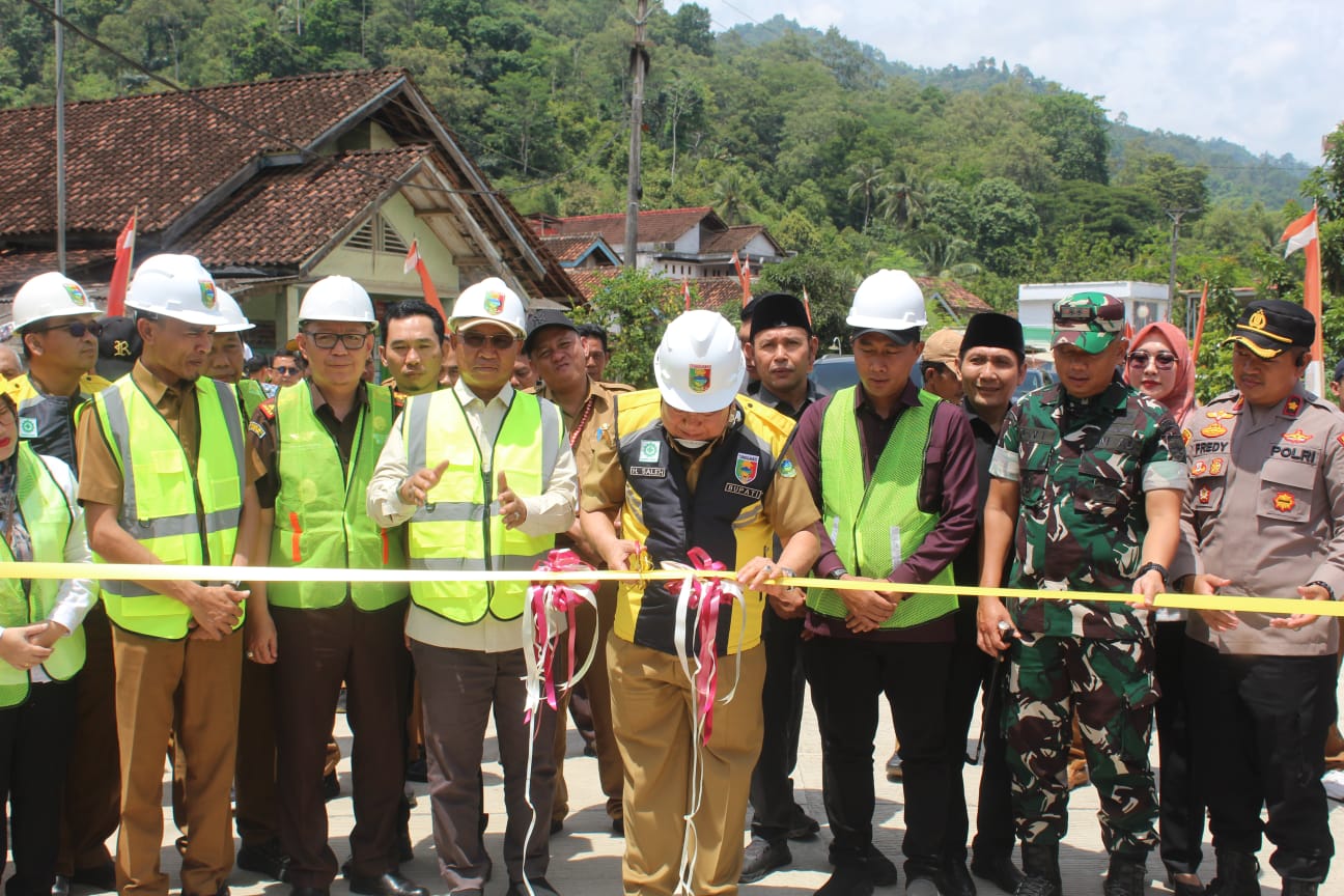 Ditangani Program IJD, Bupati Tanggamus  Groundbreaking dan Resmikan Jalan di Semaka