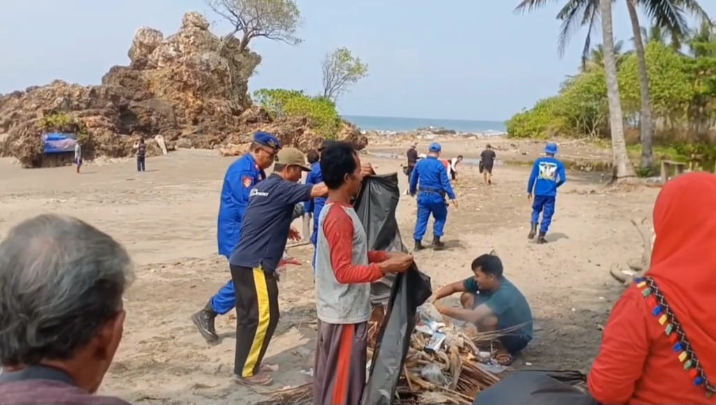 Satpolairud Polres Tanggamus Bersama Warga dan Aparatur Pekon Tegineneng Bersihkan Pantai Karang Bolong