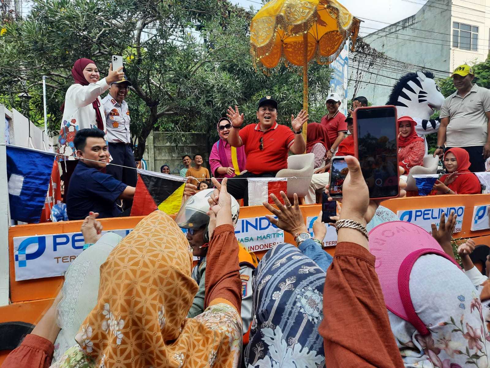 Naiki Kendaraan Hias, Gubernur Lampung Arinal Beserta Istri Menyapa Warga