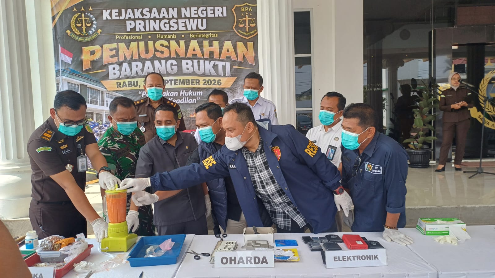 Kejari Pringsewu Musnahkan Barang Bukti 72 Perkara, Sabu hingga Dua Senjata Api