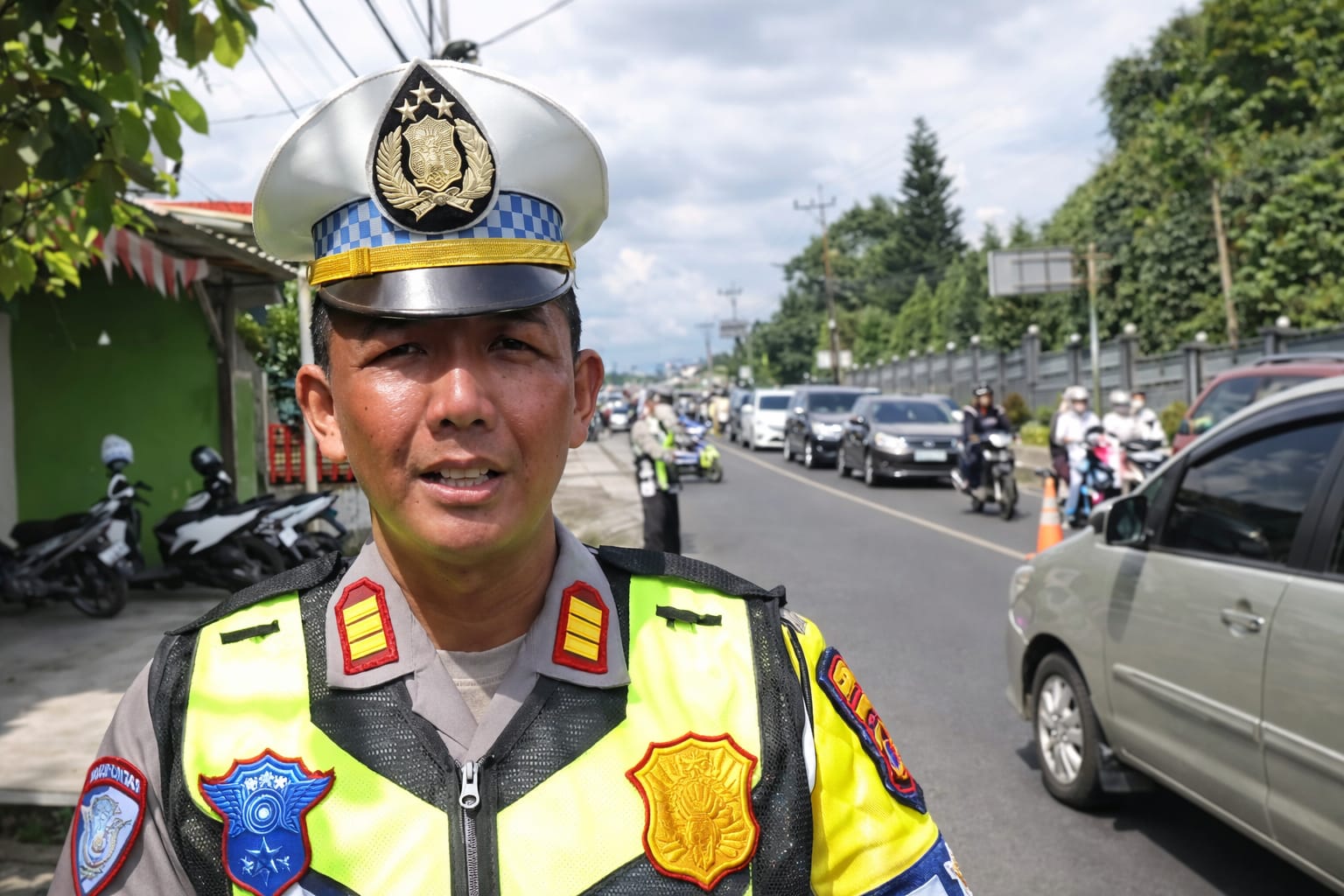 Satlantas Polres Tanggamus Urai Kemacetan di Gisting, Pasang Traffic Cone di Titik Rawan