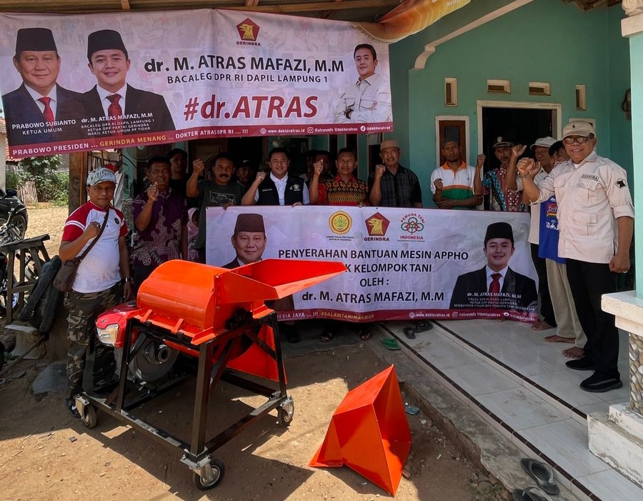 Peduli Petani di Pringsewu, Bacaleg DPR RI Dari Partai Gerindra dr.Atras Mafazi Berikan Bantuan Mesin Pencacah