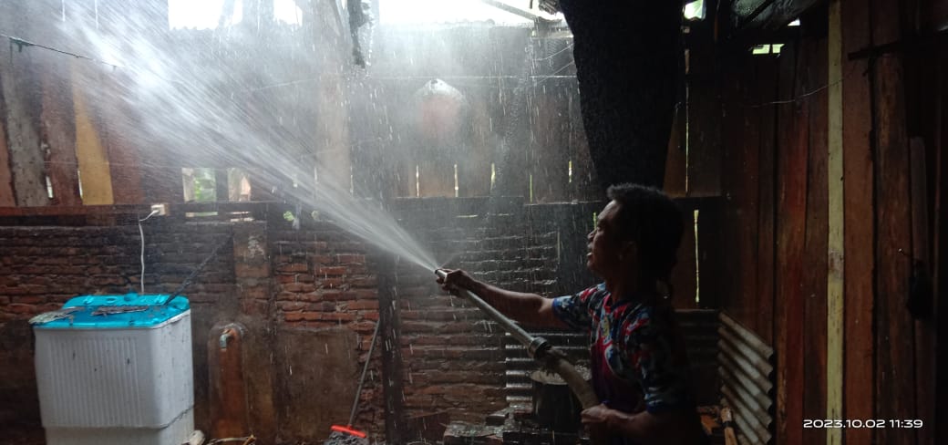Sisa Kayu Bakar, Hanguskan Dapur Rumah Warga Sudimoro Kecamatan Semaka