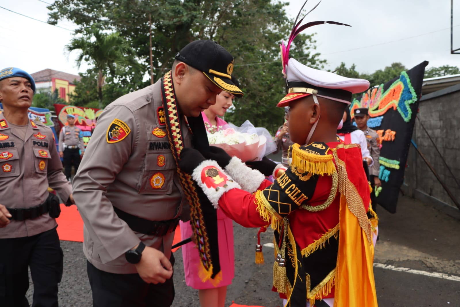 Kapolres Tanggamus Yang baru AKBP Rivanda Tiba di Mapolres Disambut Pocil dan Tarian Adat