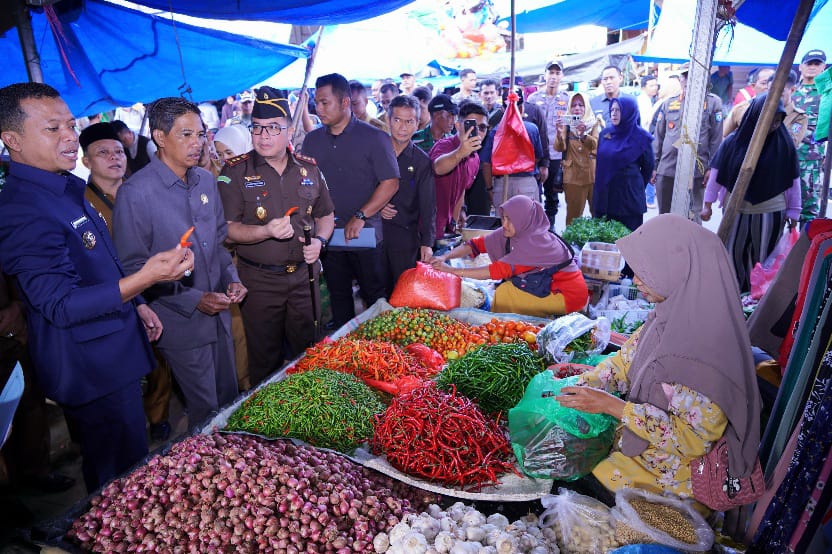 Pantau Ketersediaan Bahan Pokok Jelang Lebaran, Bupati Pringsewu Tinjau Pasar Banyumas 