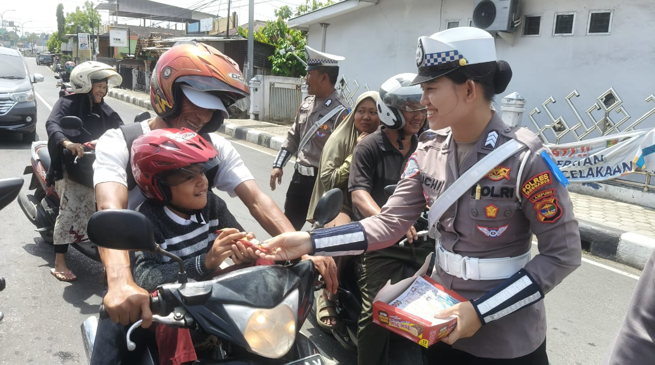 Ops Keselamatan Krakatau, Personel Satlantas Bagikan Cokelat Bagi Pengendara Yang Tertib Berlalulintas 