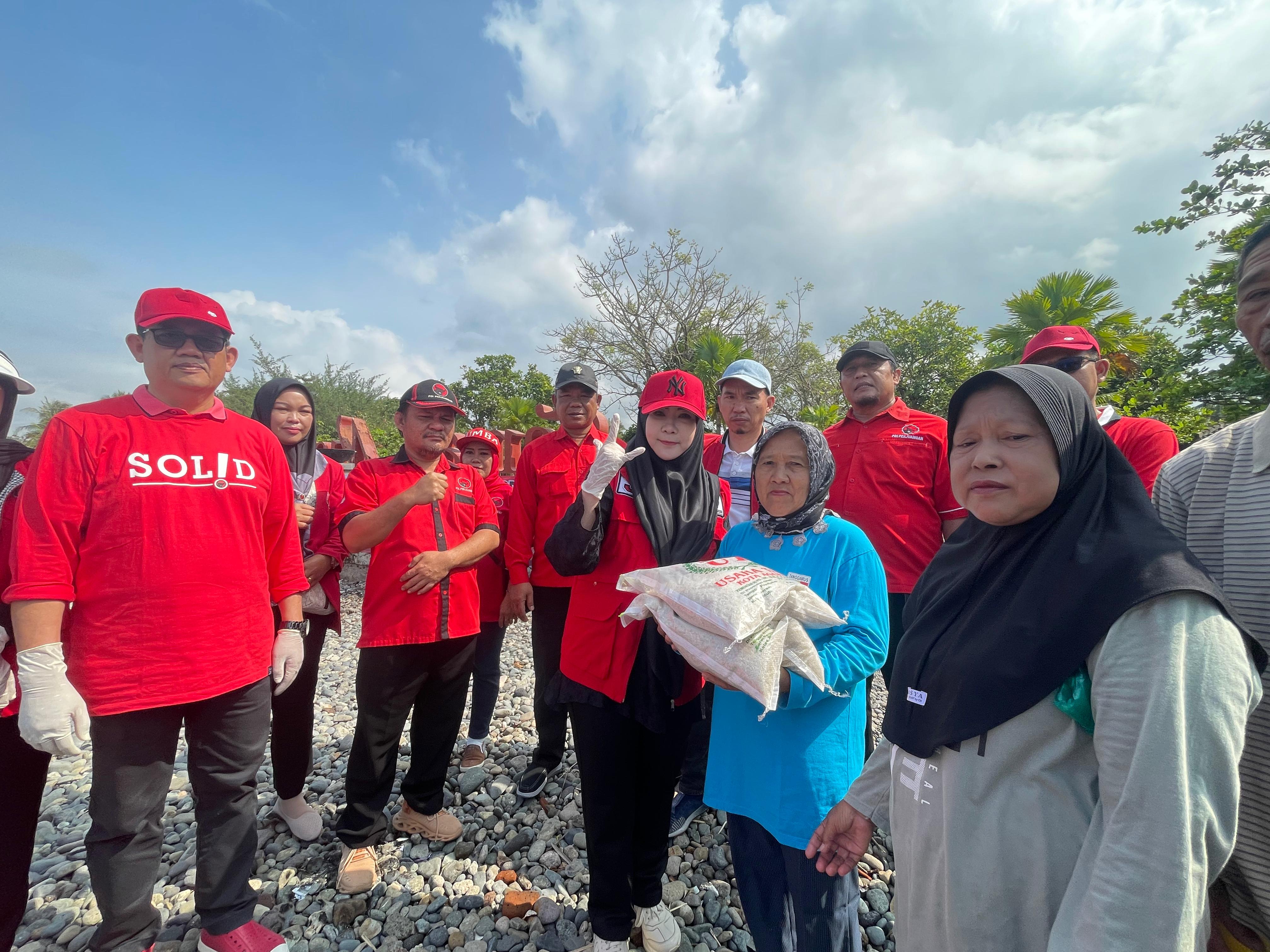 Peringati HKAN, Jajaran DPC PDI-P Tanggamus Bersih Bersih Pantai