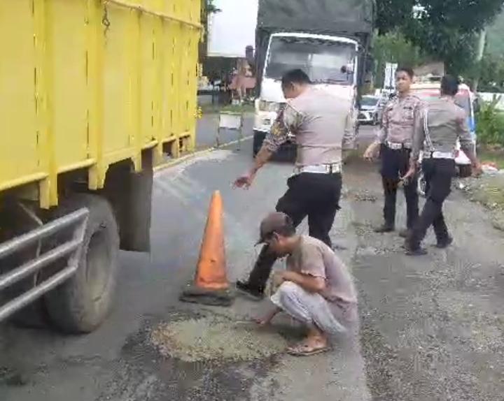 Jalinbar Pringsewu Rusak, Polisi Tambal Jalan Berlubang