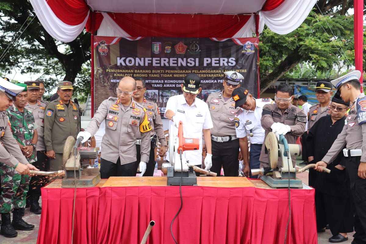 Kapolres Bersama Pj. Bupati Pringsewu Musnahkan Ratusan Knalpot Bersuara Bising