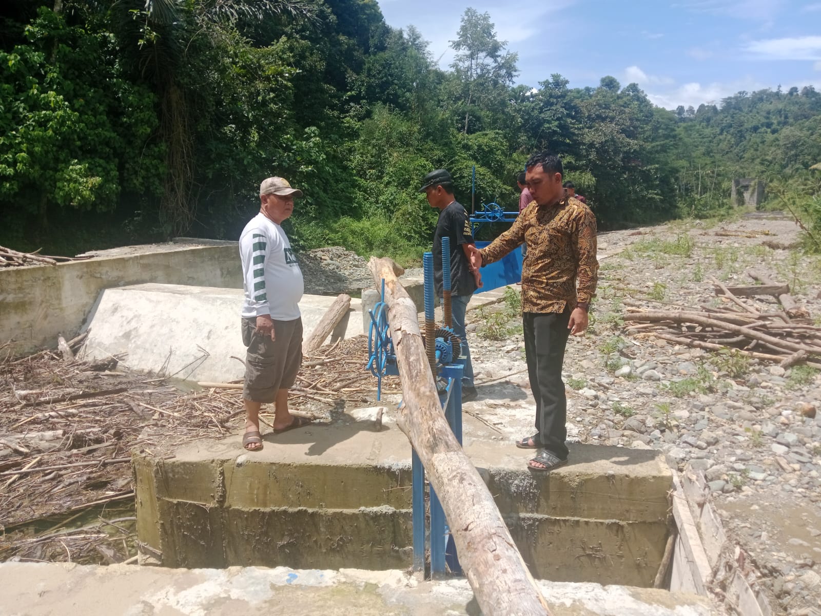 Pasca Banjir Menerjang, Kakon Sukabanjar dan BHP Langsung Mengecek Kondisik Pintu Air Way Pihabung