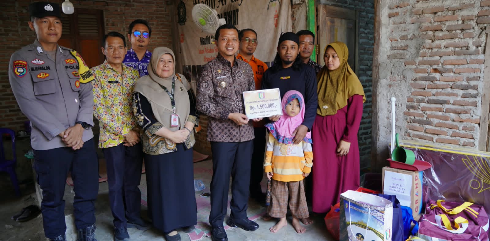Bupati Pringsewu Salurkan Bantuan untuk Keluarga Tiga Anak Korban Tenggelam di Bendung Widara Payung