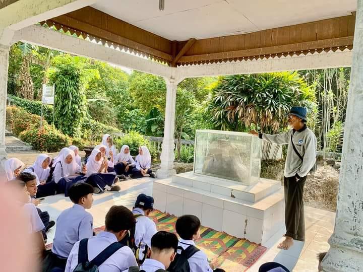 Belajar Sejarah di Situs Prasasti Palas Pasemah