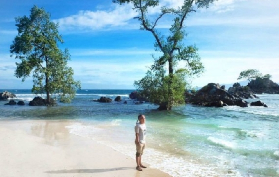 Terkesimak Siapa Saja yang Melihatnya Pesona Alam Pantai Karang Bebai Cukuh Balak Lampung