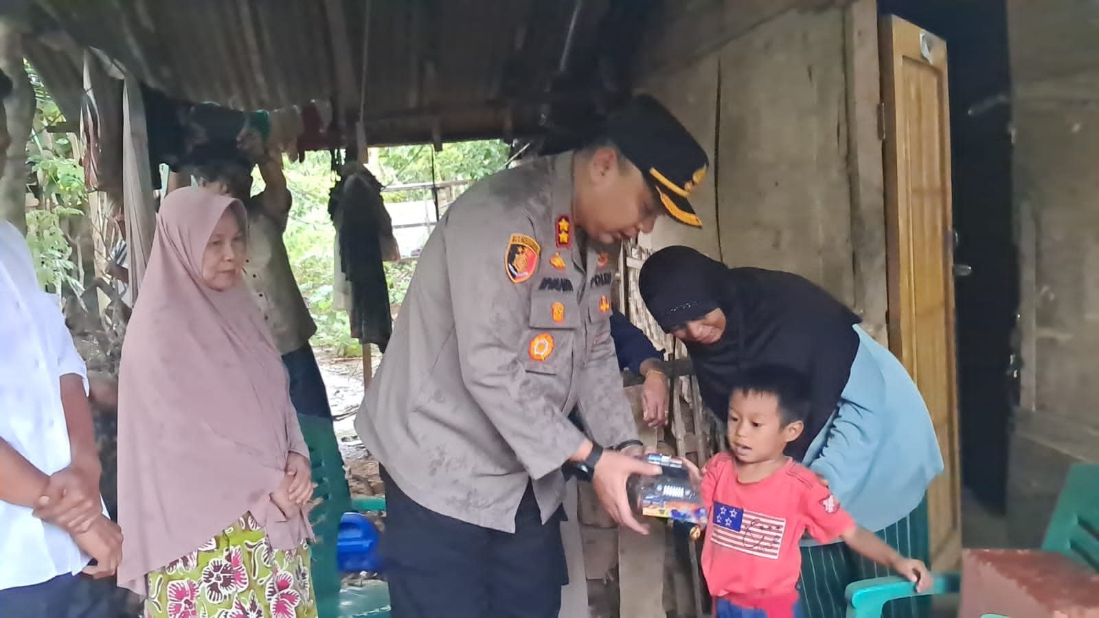 Senangnya, Surtini, Diberikan Tali Asih Oleh Kapolres Tanggamus dan Rumahnya Akan Dibedah