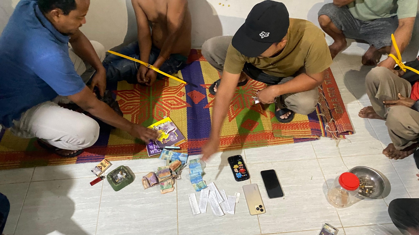 Bukannya Tarawih, Enam Warga di Pringsewu Ini Justru Judi Togel 