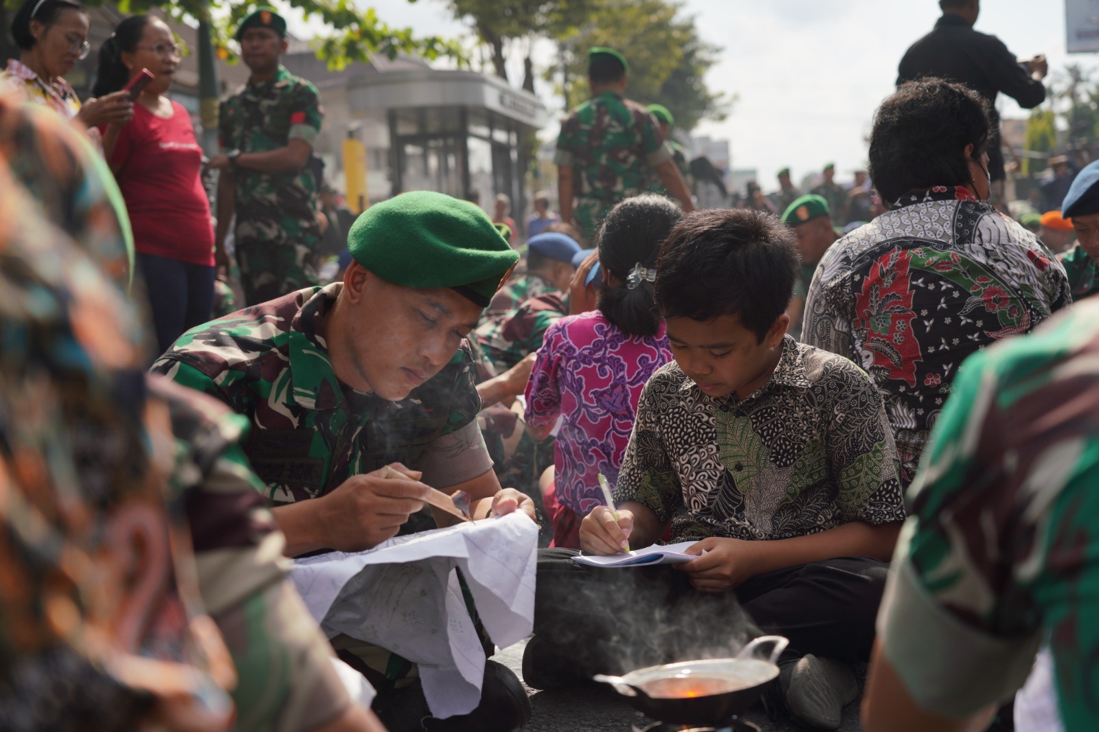 Peringati Hari Batik Nasional, 1001 Prajurit TNI di Yogyakarta Membatik Pecahkan Rekor Muri