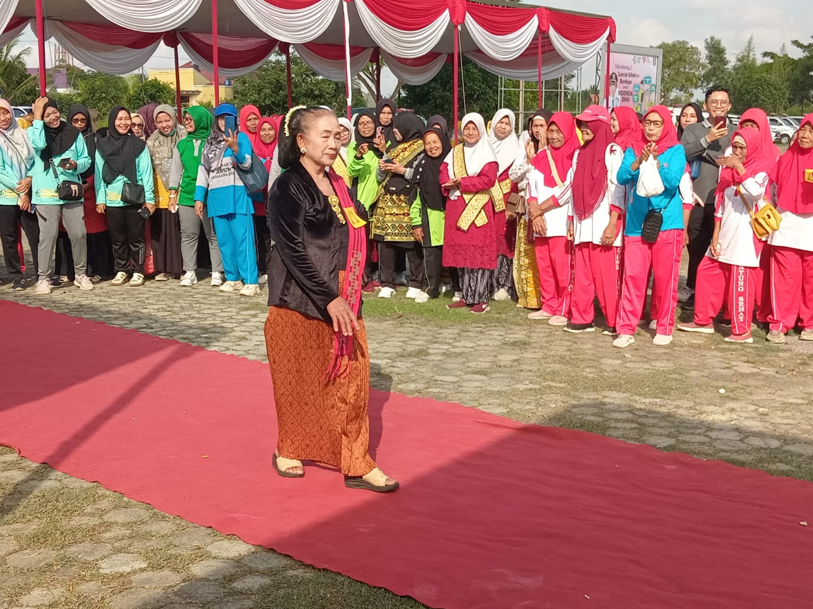 Kakek Nenek di Pringsewu Meriahkan Lomba Fashion Show Peringatan HLUN ke-28