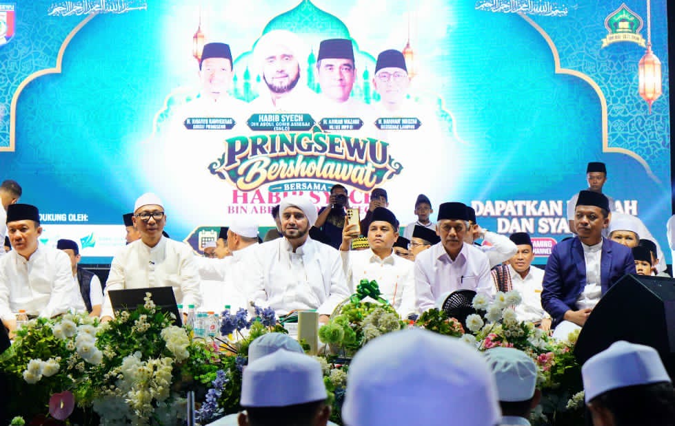 Ribuan Jemaah Padati Pringsewu Bershalawat, Bupati Singgung Peran Santri Menuju Indonesia Emas