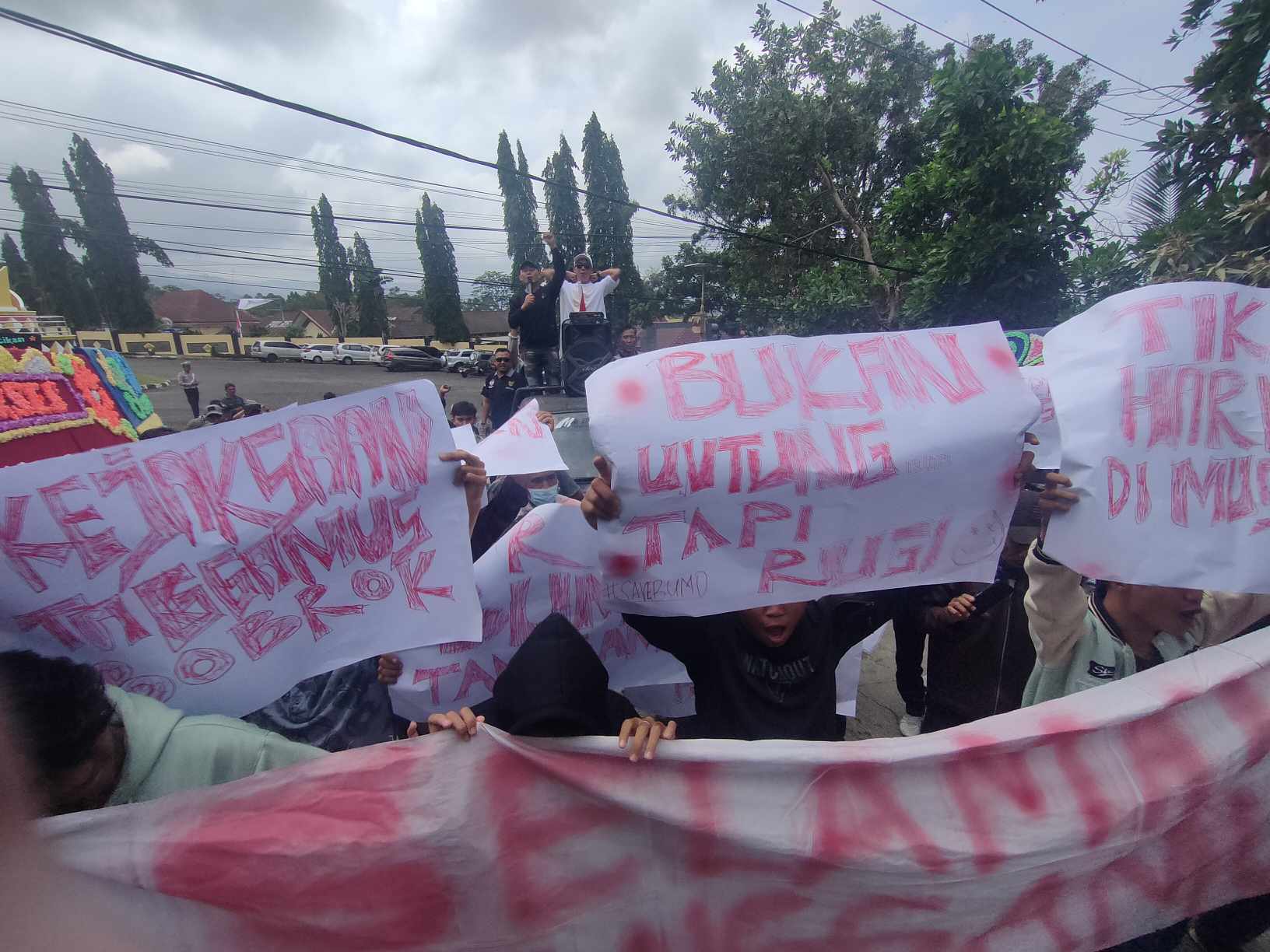 Massa Demo di Gedung DPRD dan Kejari Tanggamus,Soroti Dugaan Korupsi CT Scan dan BUMD