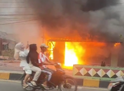 Warung Dekat SPBU Kota Agung Terbakar, Sempat Terdengar Ledakan