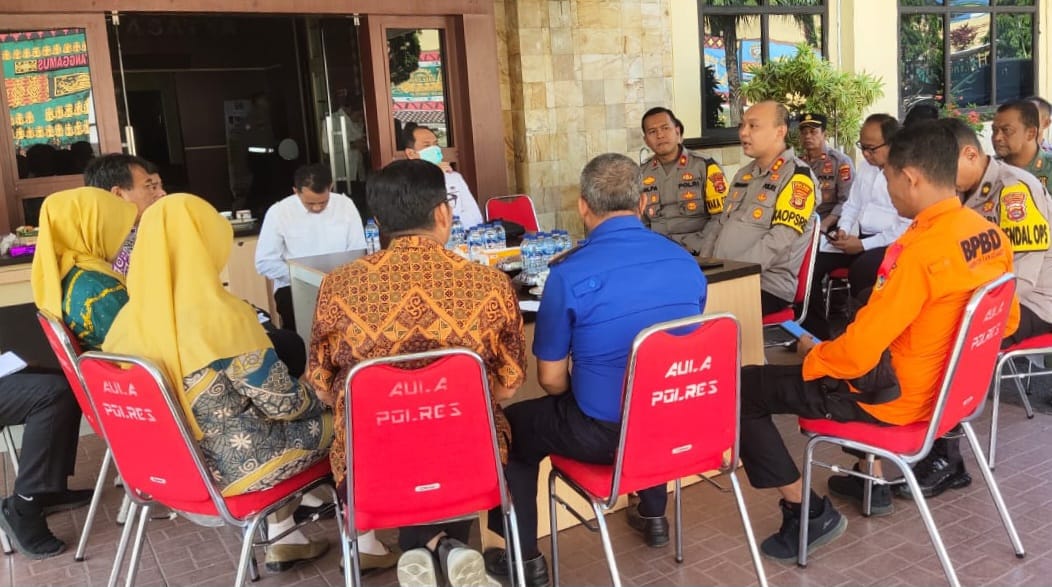 Tiga Pawang Gajah Didatangkan Untuk Giring Kawanan Gajah Liar ke Hutan TNBBS