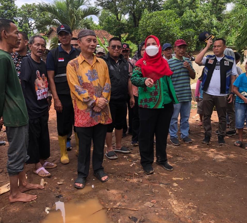 Bunda Eva Berikan Bantuan Uang dan Beras Bagi Warga Gelora Persada Yang Terdampak Banjir