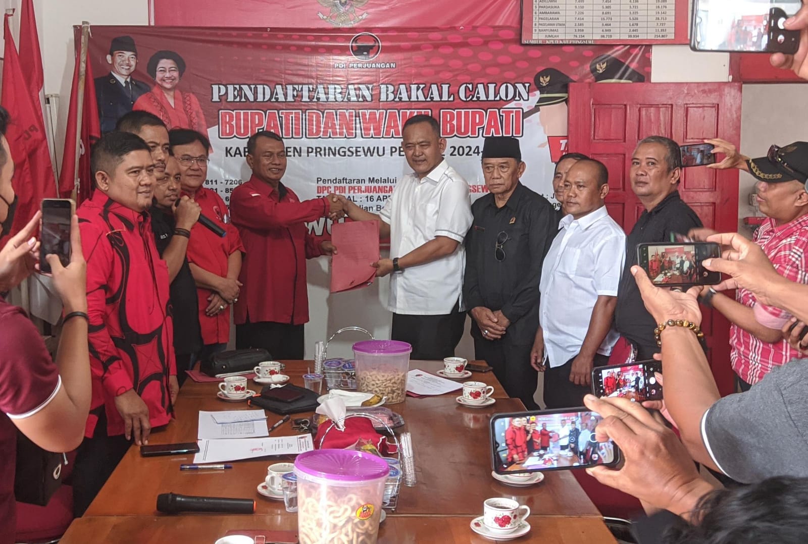 Mantan Wakil Bupati Pringsewu  Kembalikan Berkas Pendaftaran di PDI-P