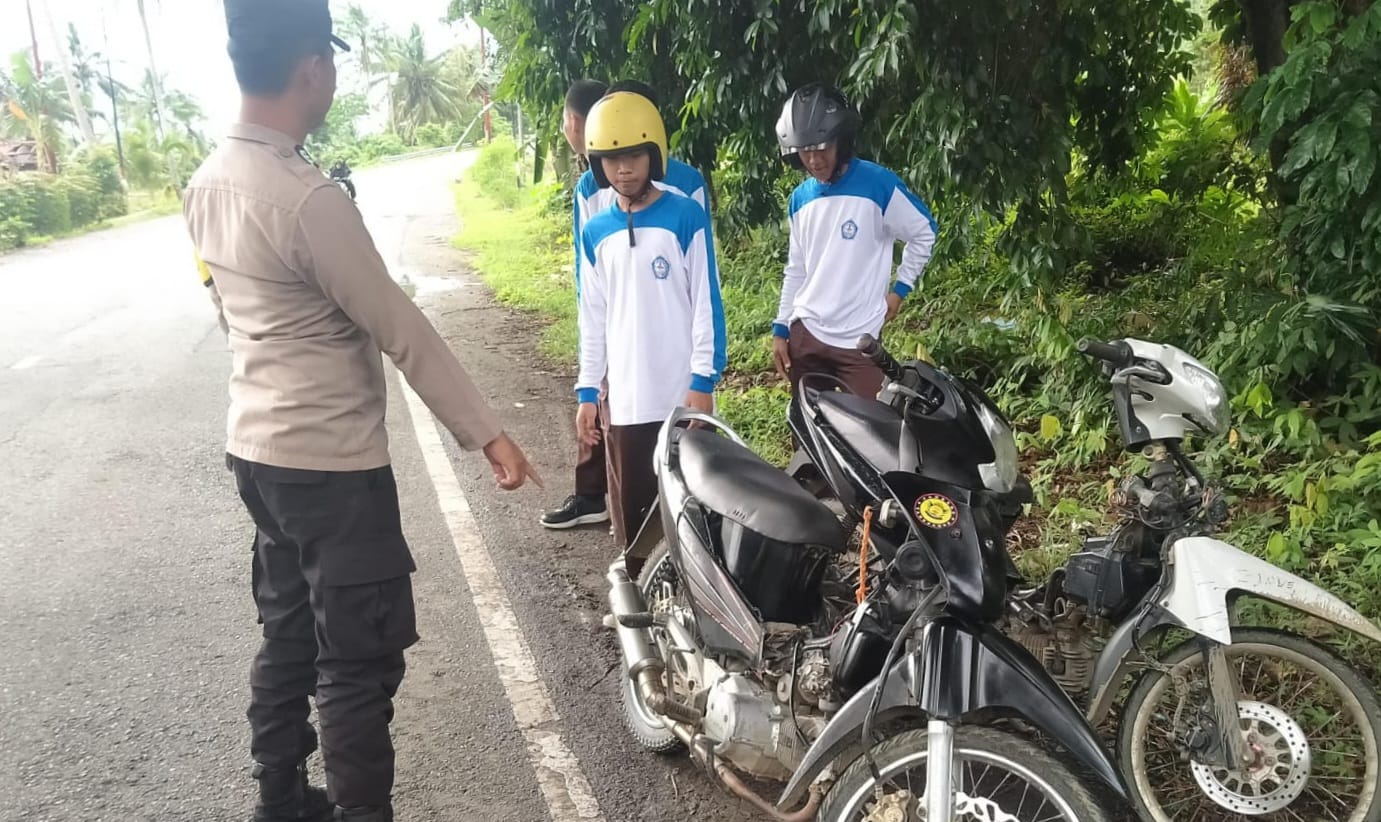 Pak Bhabin Polsek Semaka Berikan Penyuluhan Kepada Pelajar SMA