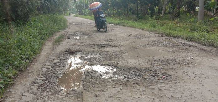 Jalan Menuju Pantai Sawmil Dibiarkan Rusak