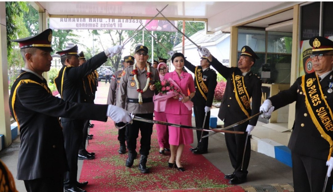 Pedang Pora dan Tari Muang Sangkal Sambut Kedatangan AKBP Rivanda di Mapolres Sumenep