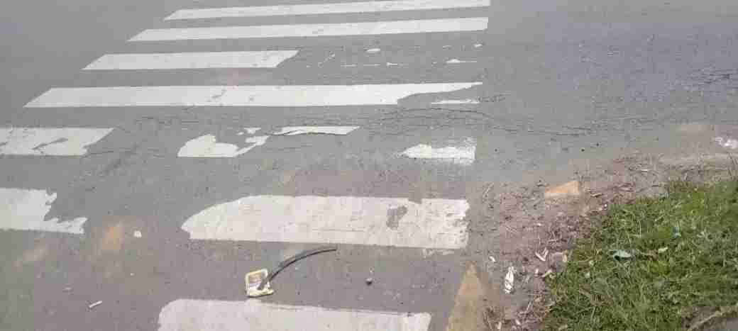 Cat Zebra Cross Di Persimpangan Jalan Ini Terhapus. Pejalan Kaki Terancam