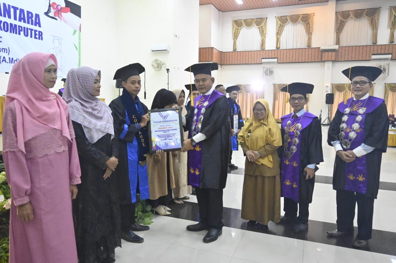 Perdana, Ratusan Mahasiswa IBN Pringsewu Lampung Diwisuda