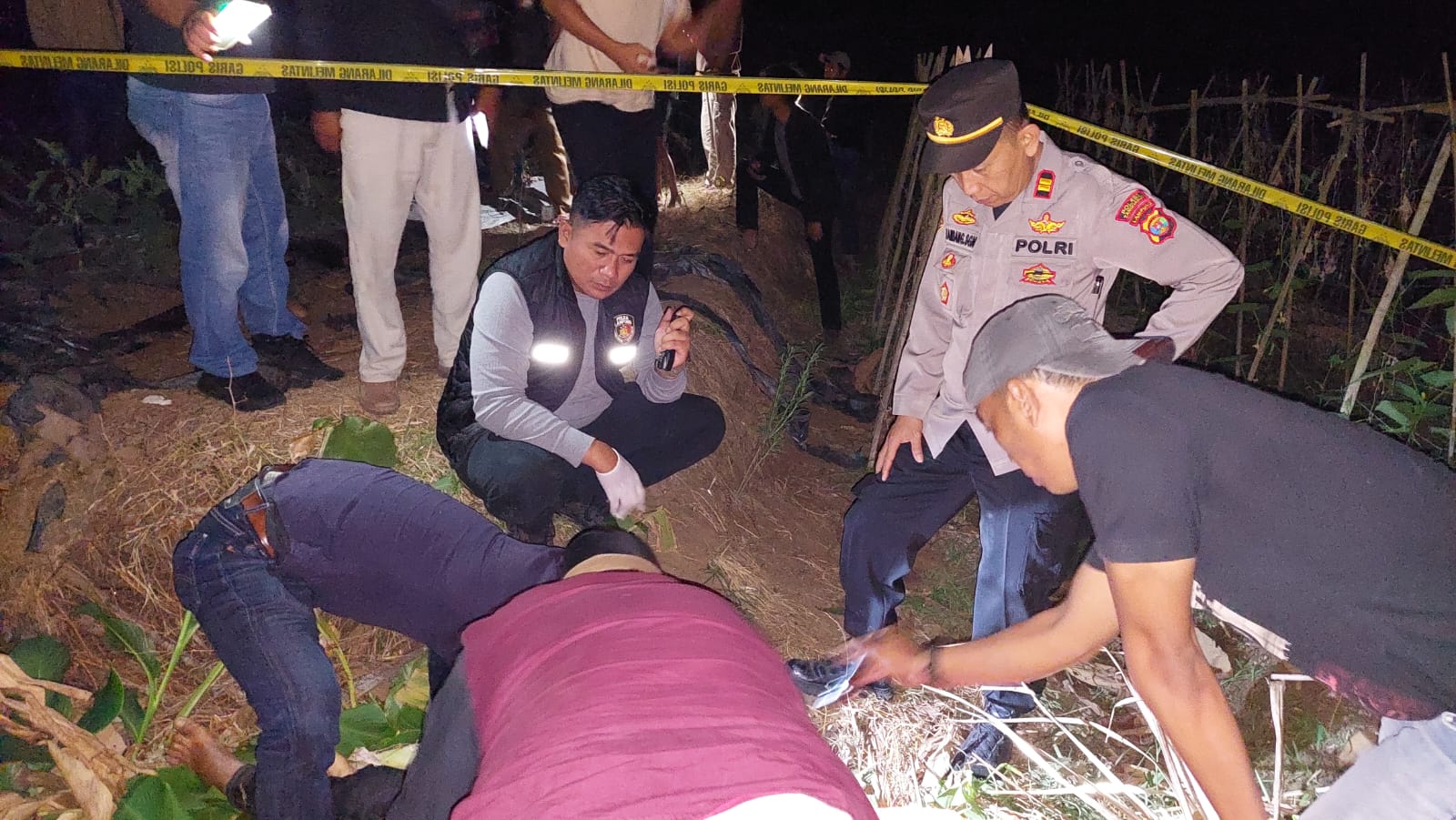Mayat Korban Pembunuhan Tergeletak di Siring Pekon Sukabanjar Gunung Alip, Polisi Bentuk Tim Buru Pelaku 