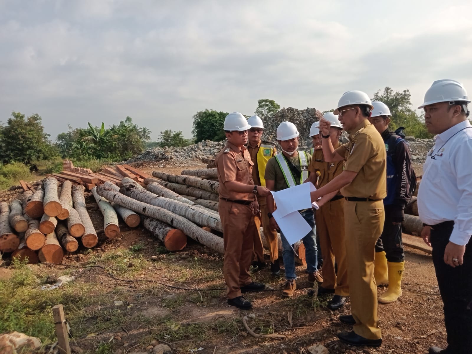 Pj. Bupati Pringsewu Harapkan Pembangunan Jembatan Way Bulukarto Tepat Waktu