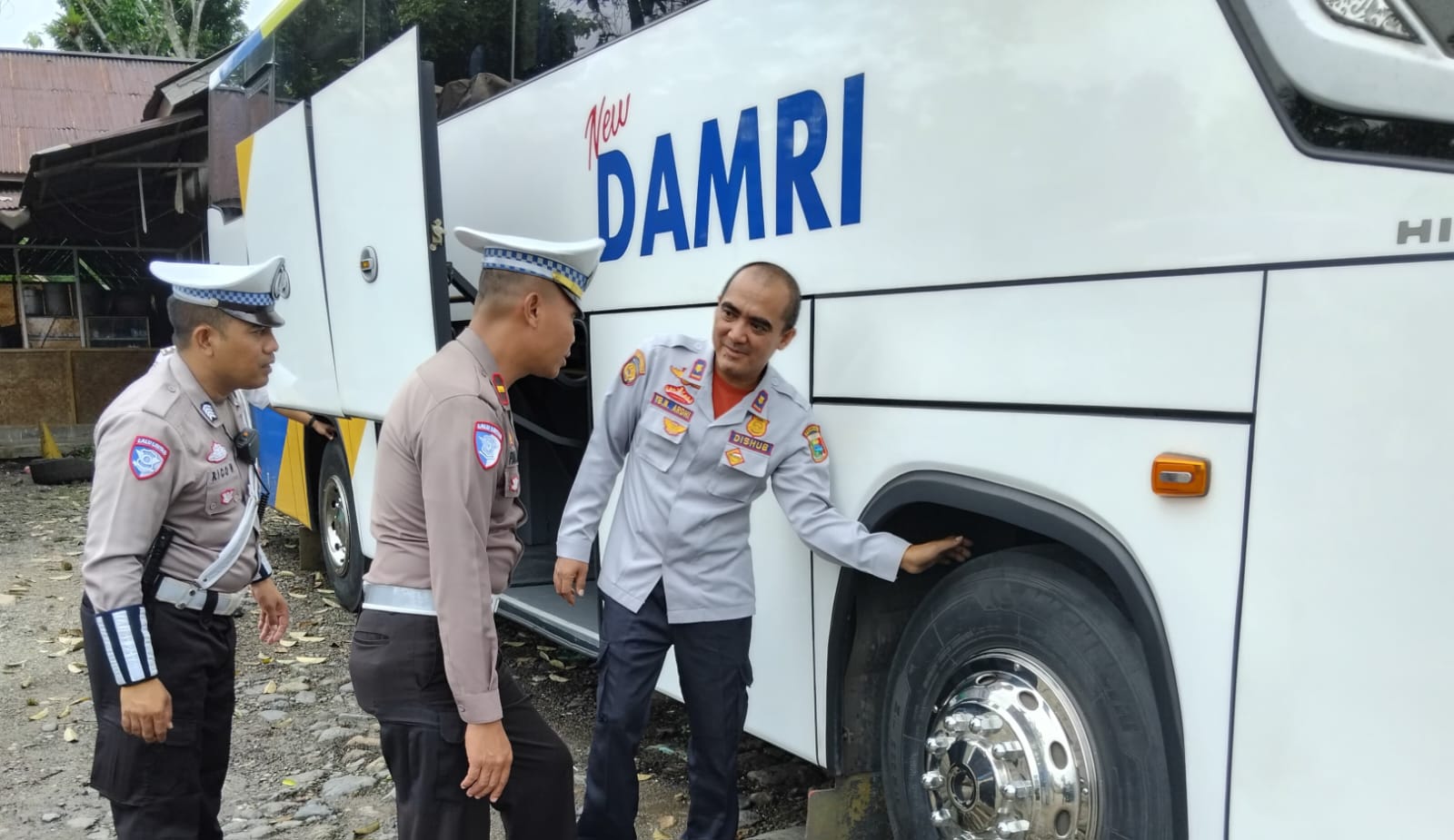 Satlantas Bersama Dishub Tanggamus Periksa Kelaikan Bus Damri Pool Kota Agung 