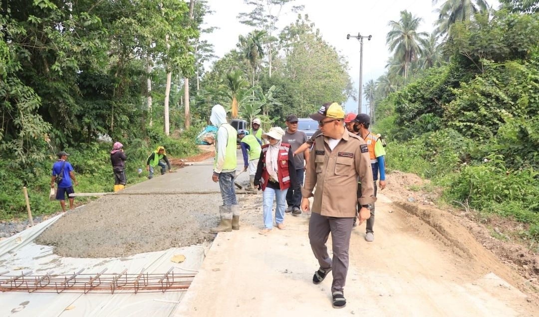 Kadis BMBK Lampung bersama Pj Bupati Tanggamus Tinjau Perbaikan Ruas Simpang Teluk Kiluan-Simpang Umbar