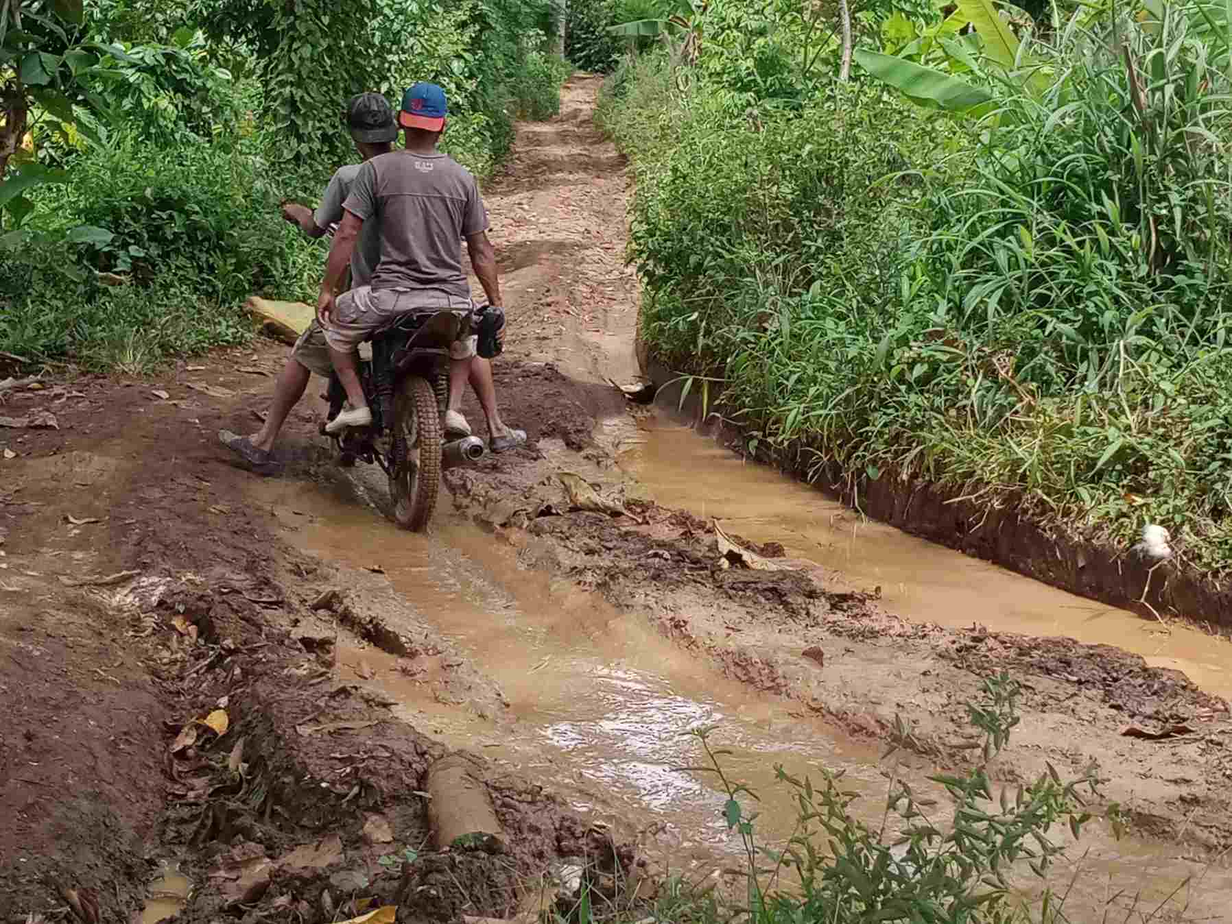 Kerusakan Jalan Sanggi - Bandar Sukabumi Rusak Parah