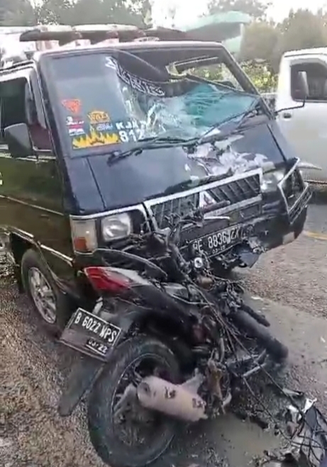 Diduga Mengantuk, L300 Yang Dikemudikan Pelajar Seruduk Honda BeAt di Jalinbar Kampung Baru