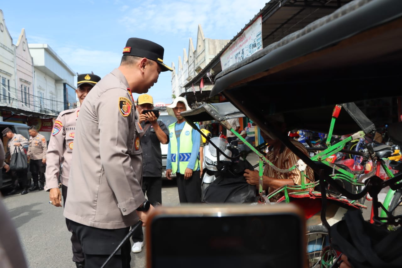 Kapolres Tanggamus Bagikan Paket Bahan Pokok di Pasar Kota Agung 