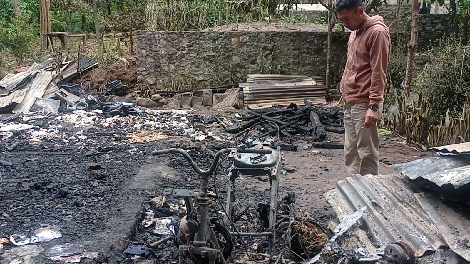 Satu Rumah di Pekon Benteng Jaya Ludes Dilalap Api